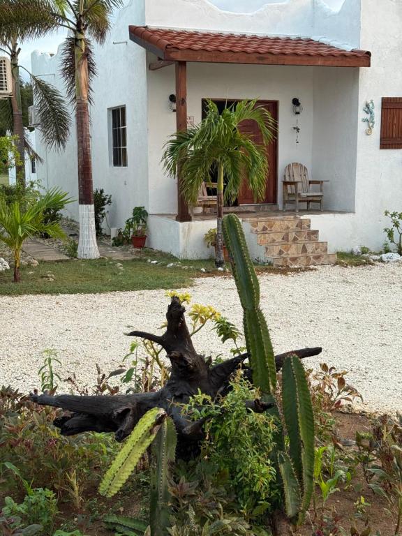 Taman di luar Azteca Villas