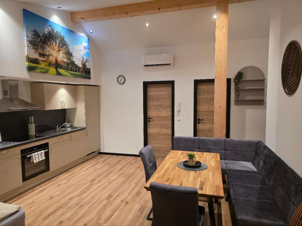 ein Wohnzimmer mit Sofa und Tisch in der Unterkunft Herzplatz in Altötting