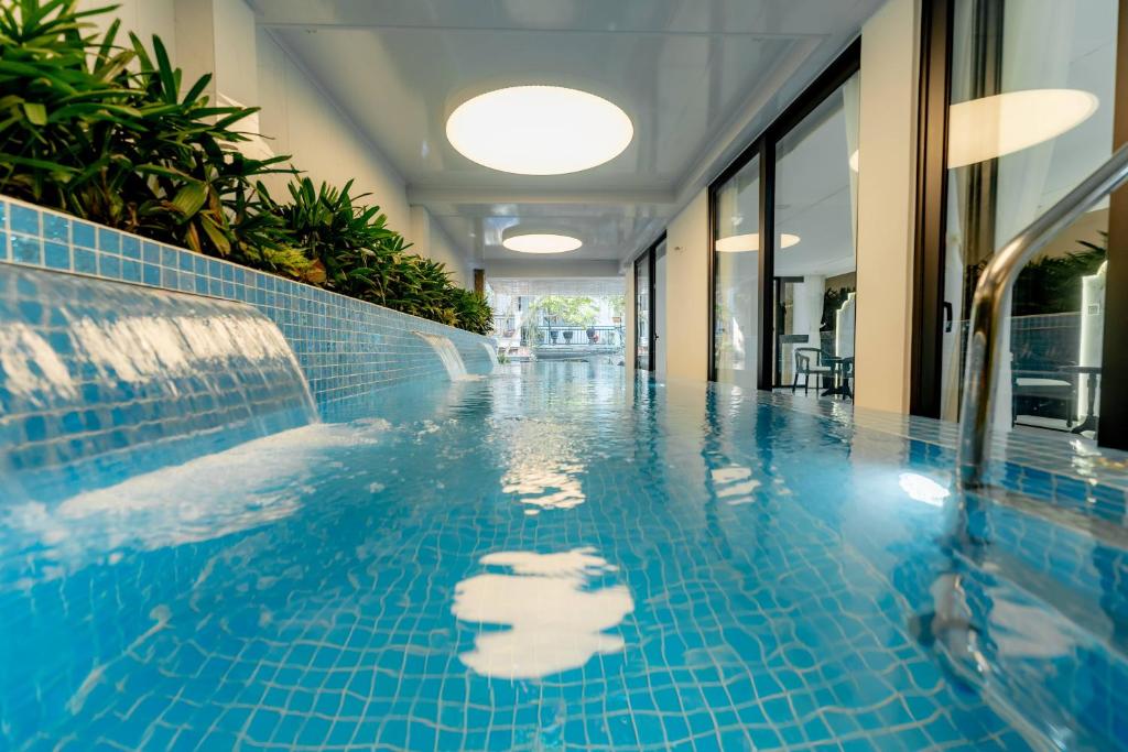 Hồ bơi trong nhà tại Bailey Hotel Hue mang đến không gian thư giãn ngay giữa trung tâm thành phố Huế.