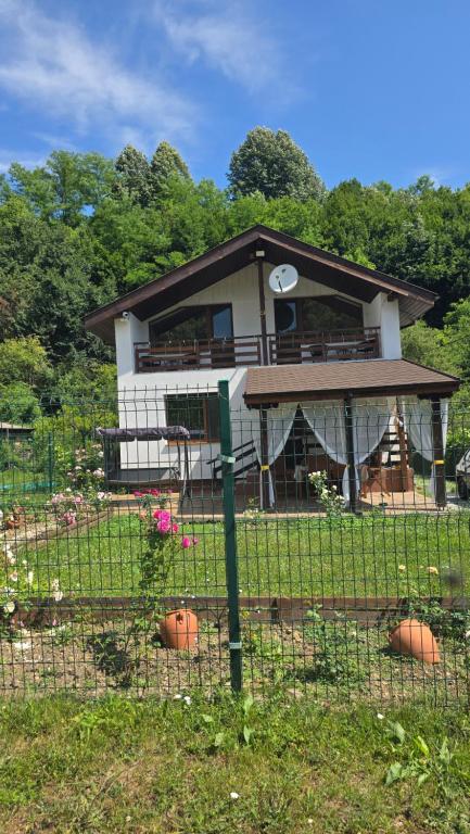 ein Haus mit einem Zaun davor in der Unterkunft Къща Амфора in Trjawna