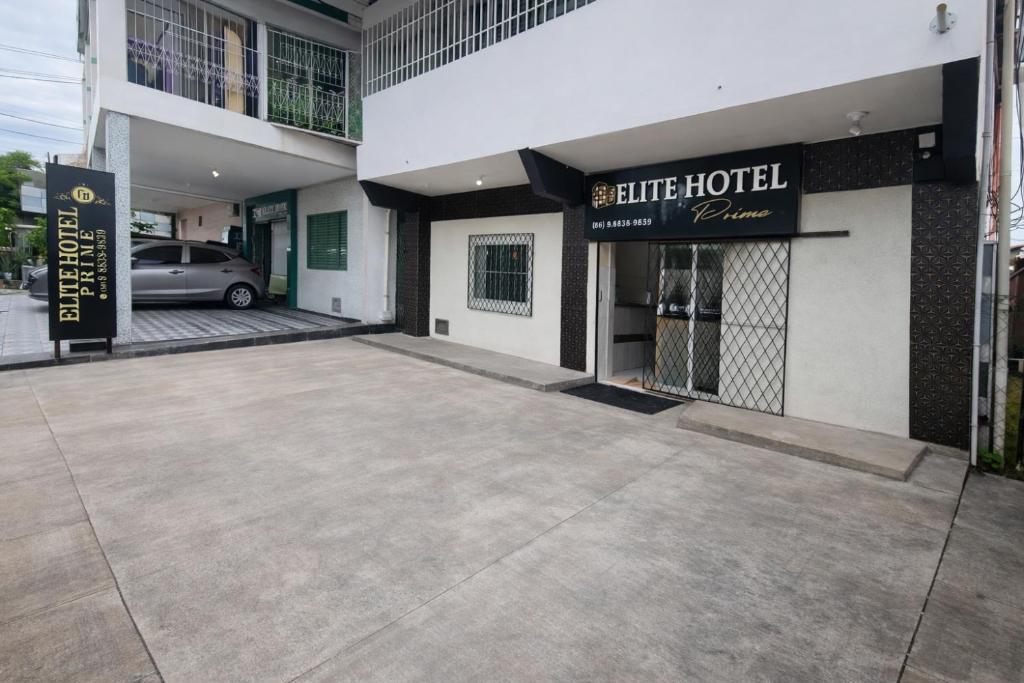 an empty parking lot in front of a hotel at Elite Hotel Prime in Teresina