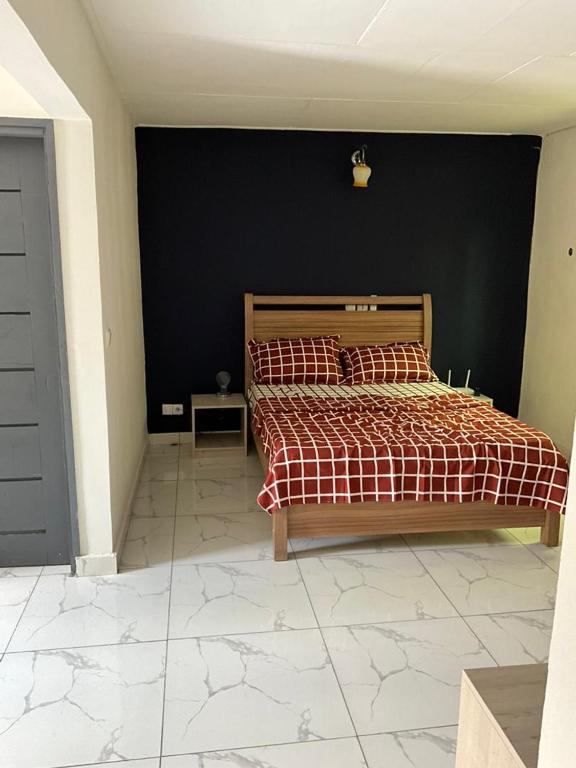 Llit o llits en una habitació de The large, secure, fully equipped studio