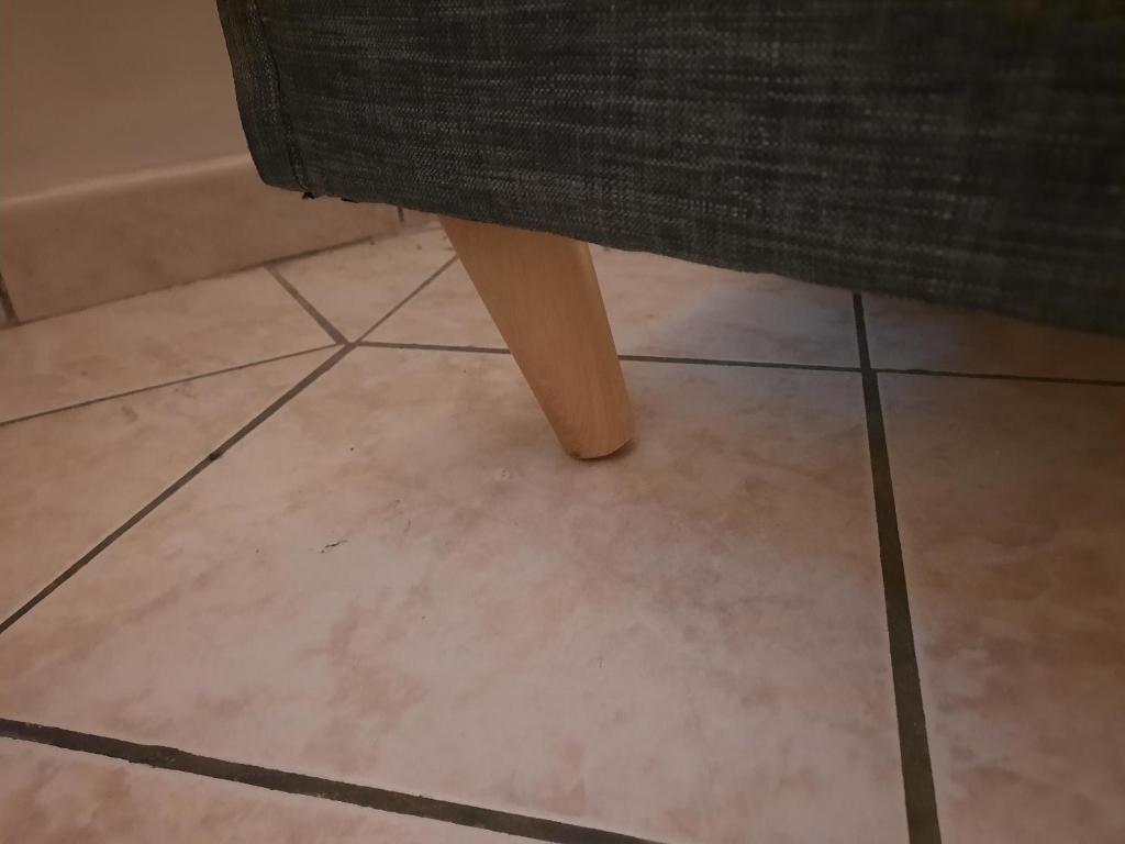 una silla sobre un suelo de baldosas en un baño en An Cbl, en Dijon