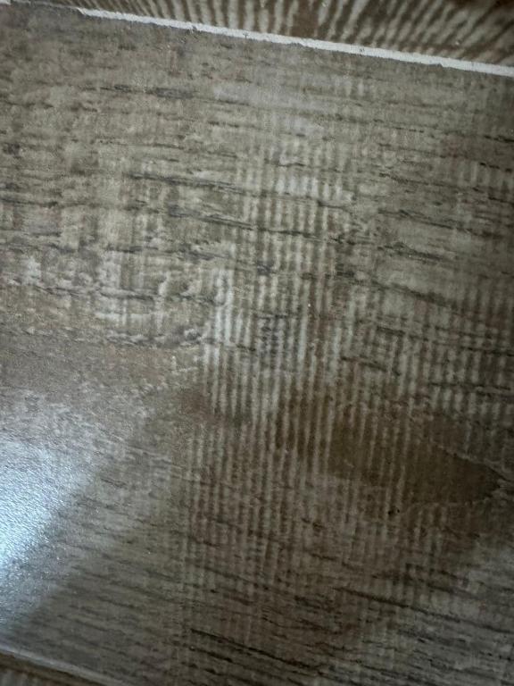 Nahaufnahme eines Holztisches mit Kratzern in der Unterkunft נופש בפסגה in Shelomi