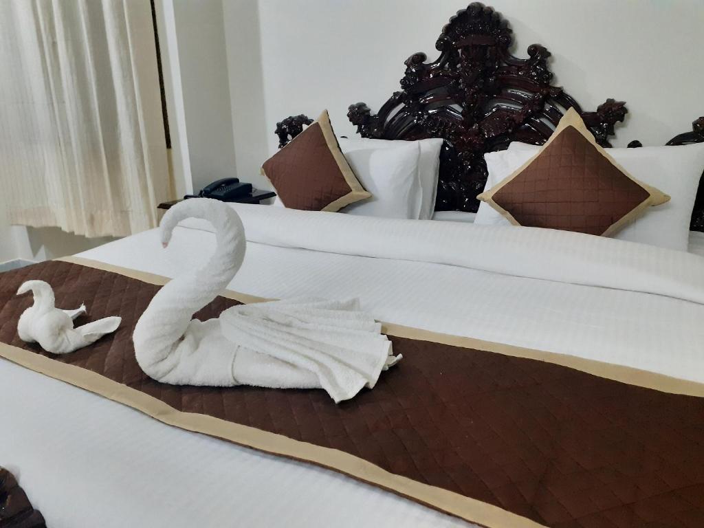 a swan decoration on a bed in a bedroom at Hotel Aravali Hills View in Kuchāman City