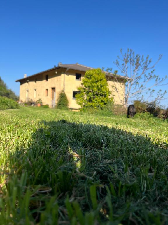 an old house on a hill with a field of grass at Eco Gîte avec vue sur mer in Chiatra