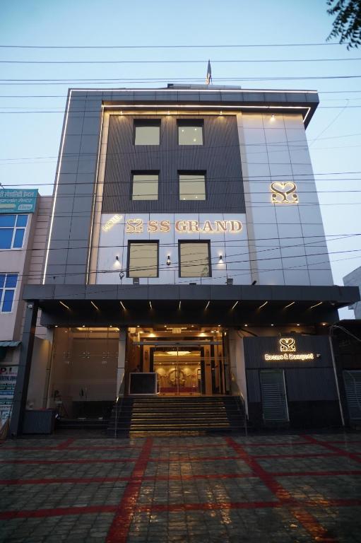 a building with the name of the new las grandstand at Hotel SS Grand in Kānpur