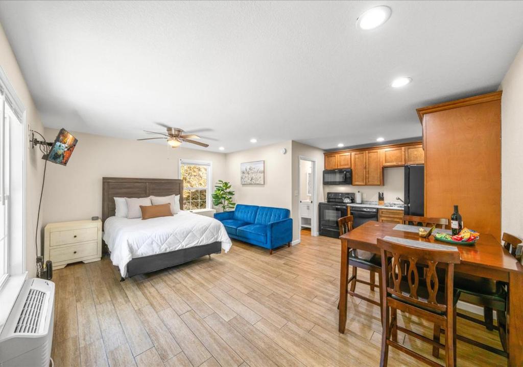 a bedroom with a bed and a desk and a kitchen at Bird House Pet-Friendly Studio, near Dollywood in Pigeon Forge