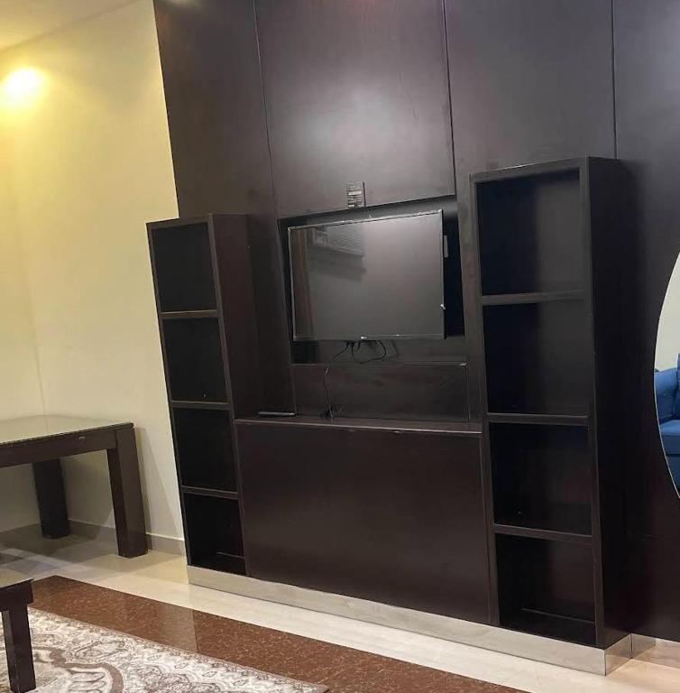 a entertainment center with a flat screen tv in a room at كيان الين- ابها in Abha