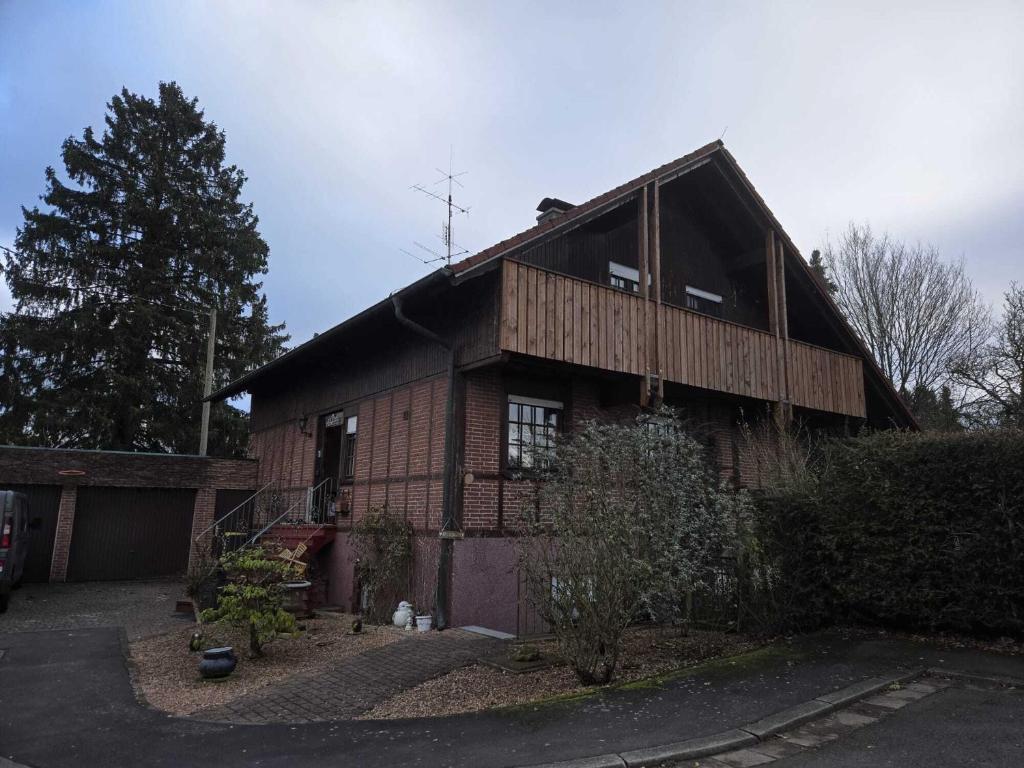 a wooden house with a gambrel roof at Ferienwohnung Salut in Saarbrücken