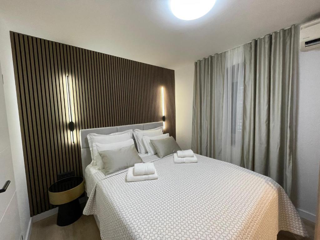 een slaapkamer met een groot bed waarop twee handdoeken liggen bij Rooms Marija in Split