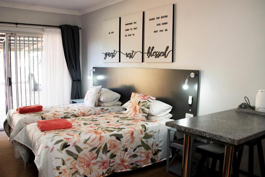 ein Schlafzimmer mit einem Bett und einem Schreibtisch in der Unterkunft Rest4Sure in Ashton
