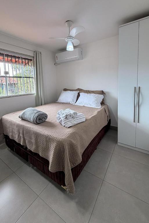 a bedroom with a bed with a blanket on it at Aeroporto e praia Studio Casal in Vitória