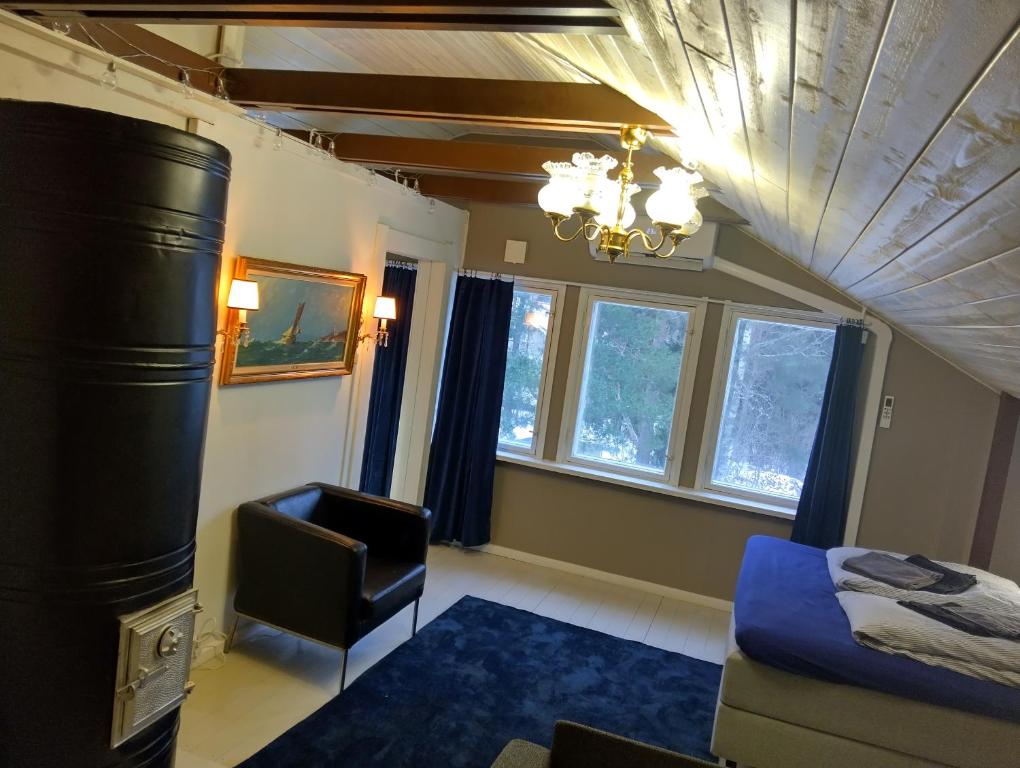 Navy Condo for 6, free parking