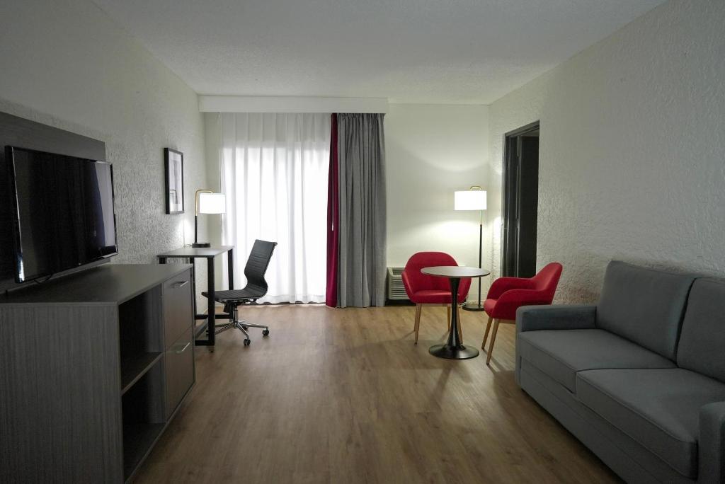 Ramada by Wyndham Tulsa Broken Arrow - One-Bedroom Deluxe King Suite - Non-Smoking