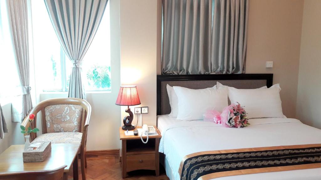 Postel nebo postele na pokoji v ubytování Grand Laurel Hotel