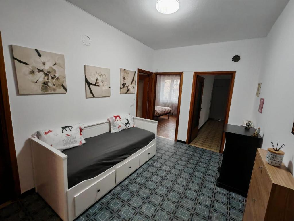a bedroom with a bed in a room at Appartamento Pini Nicolina s2 in Tirano