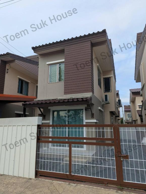 a house with a gate and a fence at เติมสุขเฮาส์ Toem Suk House in Ban Bang Luk