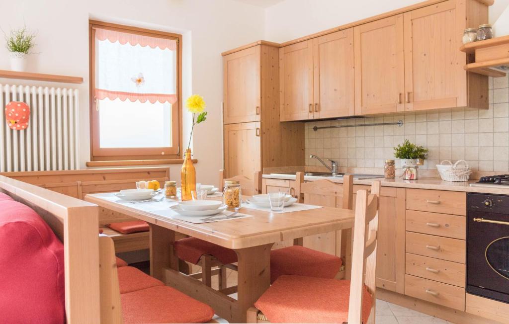 une cuisine avec une table en bois et des chaises ainsi qu'un astérisque dans l'établissement Casa dei Moch, à Belluno