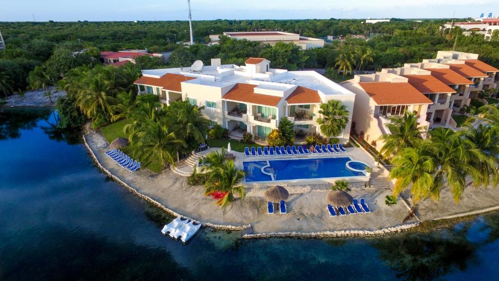an aerial view of a resort with a swimming pool at Aventuras Club Laguna in Puerto Aventuras
