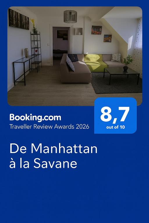 a living room with a be martian a la savanza at De Manhattan à la savane in Montbard