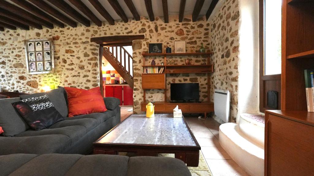 a living room with a couch and a coffee table at Maison Cozy Deco P0P' proche Paris in Villejust