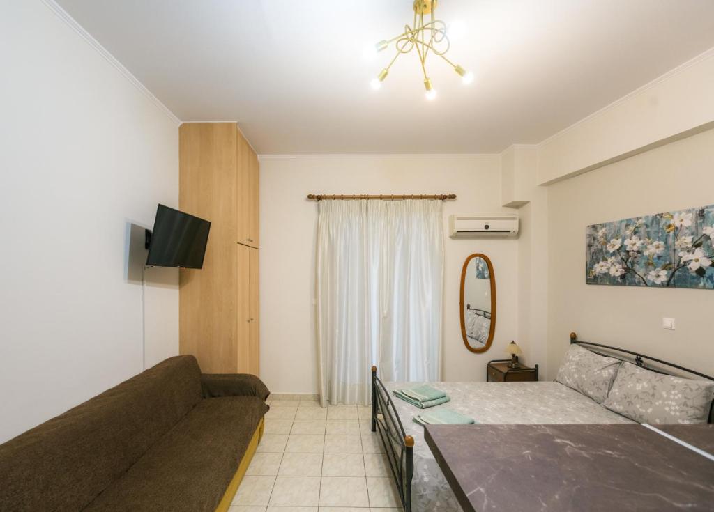 a living room with a couch and a tv at Central Cozy Apartment 4 in Sparta