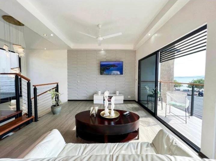 a living room with a couch and a table at Casa Solana in Puntarenas
