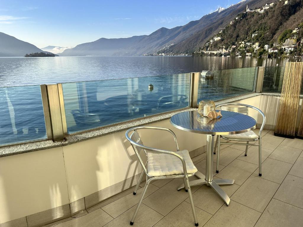 a balcony with a table and chairs and a view of the water at Residenza Acapulco I by Fewotessin in Moscia