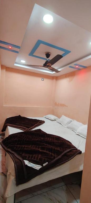 a bedroom with a bed in a room with a ceiling at Hotel Mannat palace in Ujjain