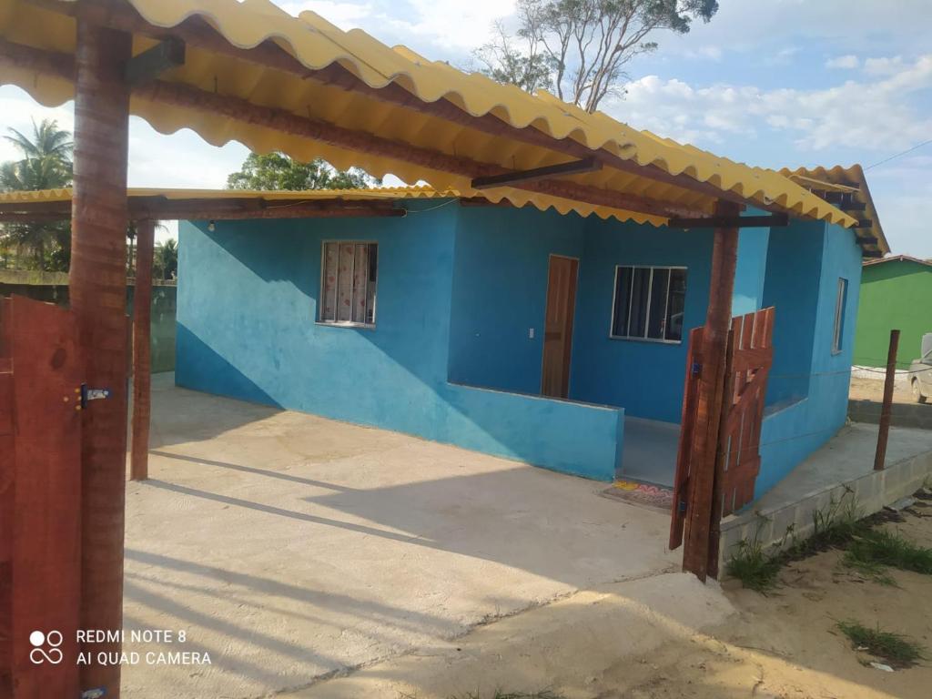 a blue house with a yellow roof at PÔR Do SOL BEACH in Marataizes