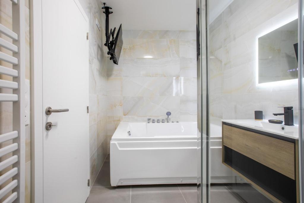 Romantic getaway with jacuzzi, Garden view – photo 16