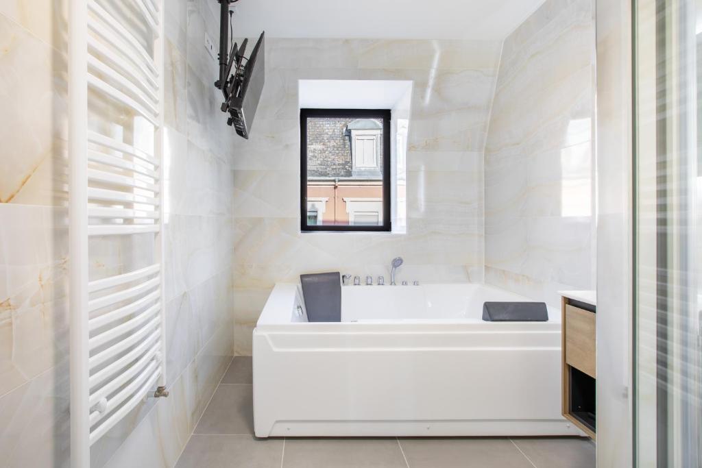 Romantic getaway with Jacuzzi, Downtown – photo 9