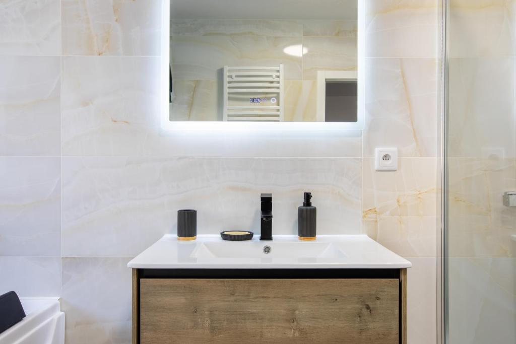 Romantic getaway with Jacuzzi, Downtown – photo 22