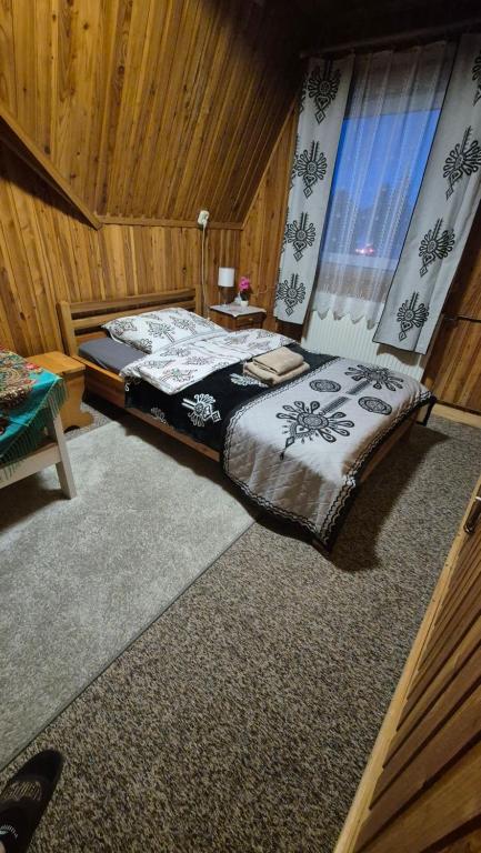 a bedroom with a bed and a window at Limba in Ząb