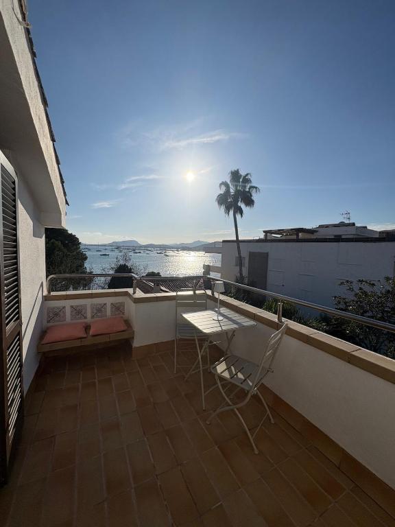 Ático con terraza y vistas al mar en primera línea