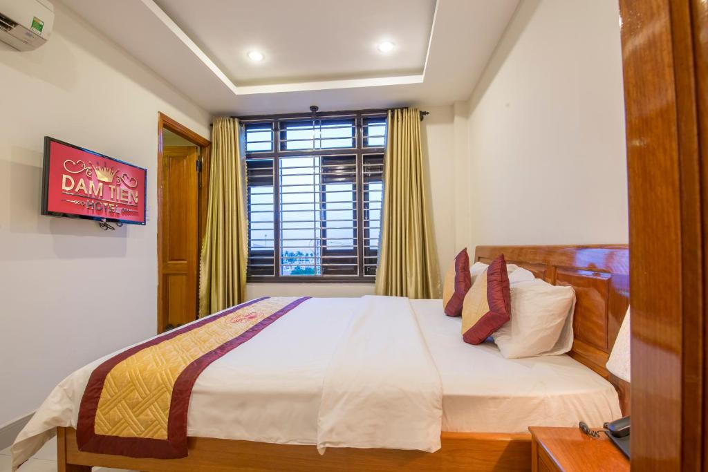 Postel nebo postele na pokoji v ubytování Dam Tien Hotel