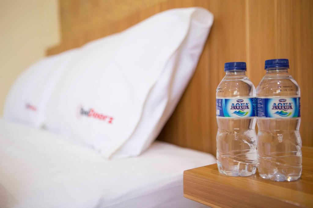 Postel nebo postele na pokoji v ubytování RedDoorz near Trans Studio Mall 2