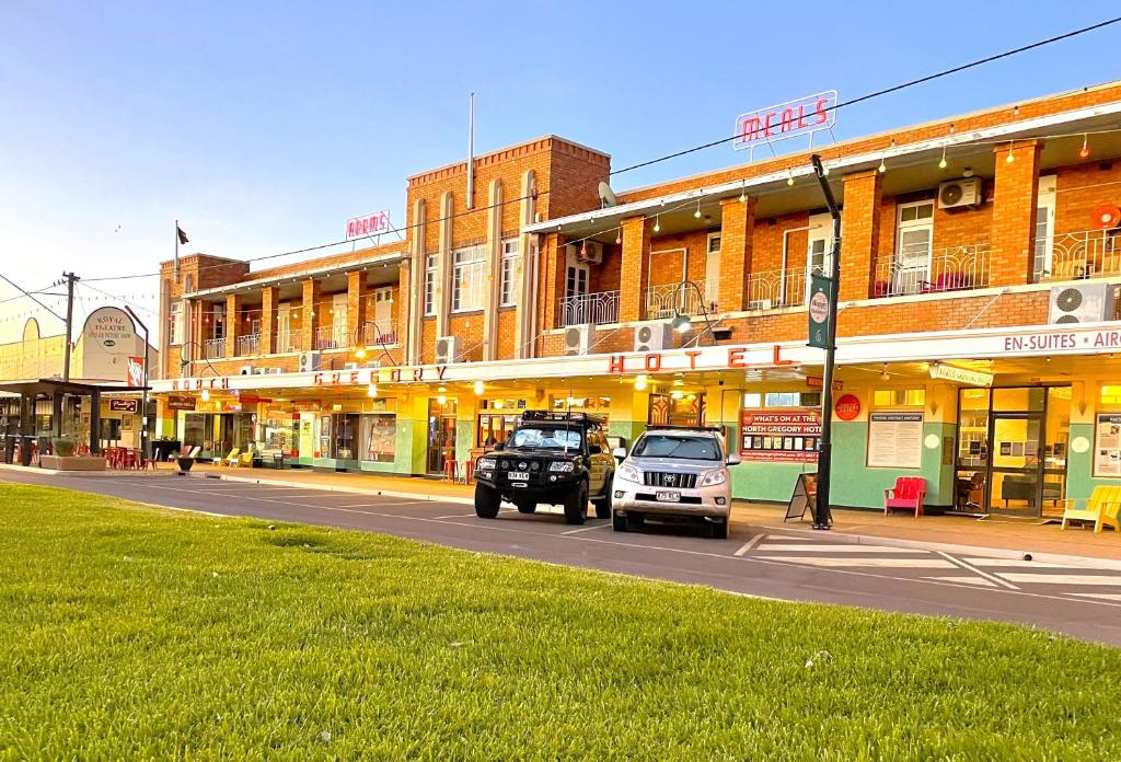 Ein Polizeiwagen parkte vor einem Gebäude in der Unterkunft North Gregory Hotel in Winton