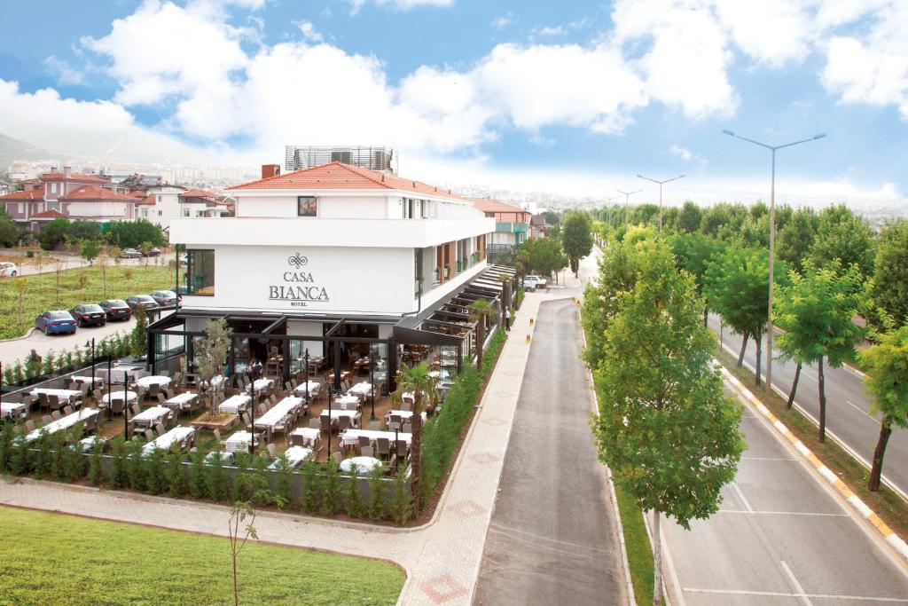 eine Luftansicht eines Gebäudes mit Tischen und Stühlen in der Unterkunft Casa Bianca Hotel in Denizli