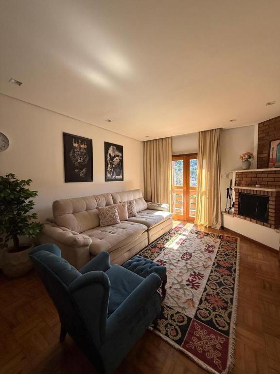 Apartamento Atalaia - 4 quartos - Lareira - Varanda com vista - 1km do centro