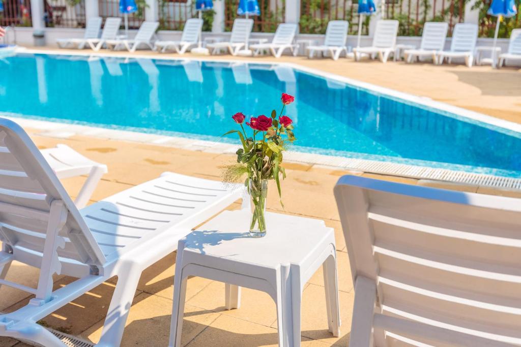 Bazén v ubytování Flagman Hotel nebo v jeho okolí