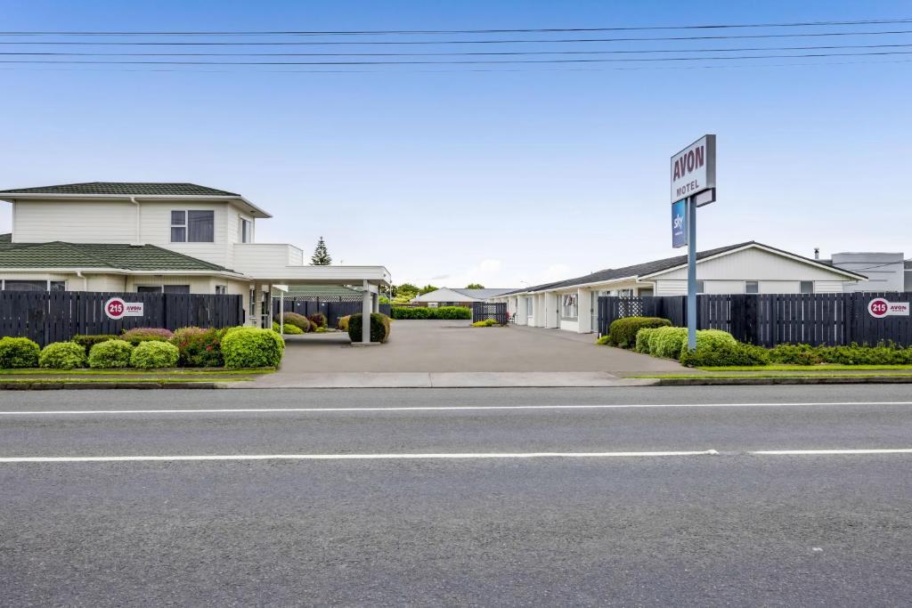 a street sign in front of a house at Avon Motel in Hawera
