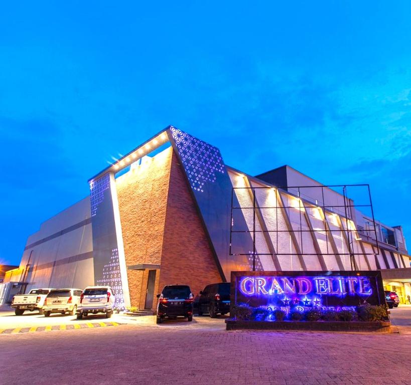 a large building with a sign that reads grand bite at Grand Elite Hotel Pekanbaru in Pekanbaru