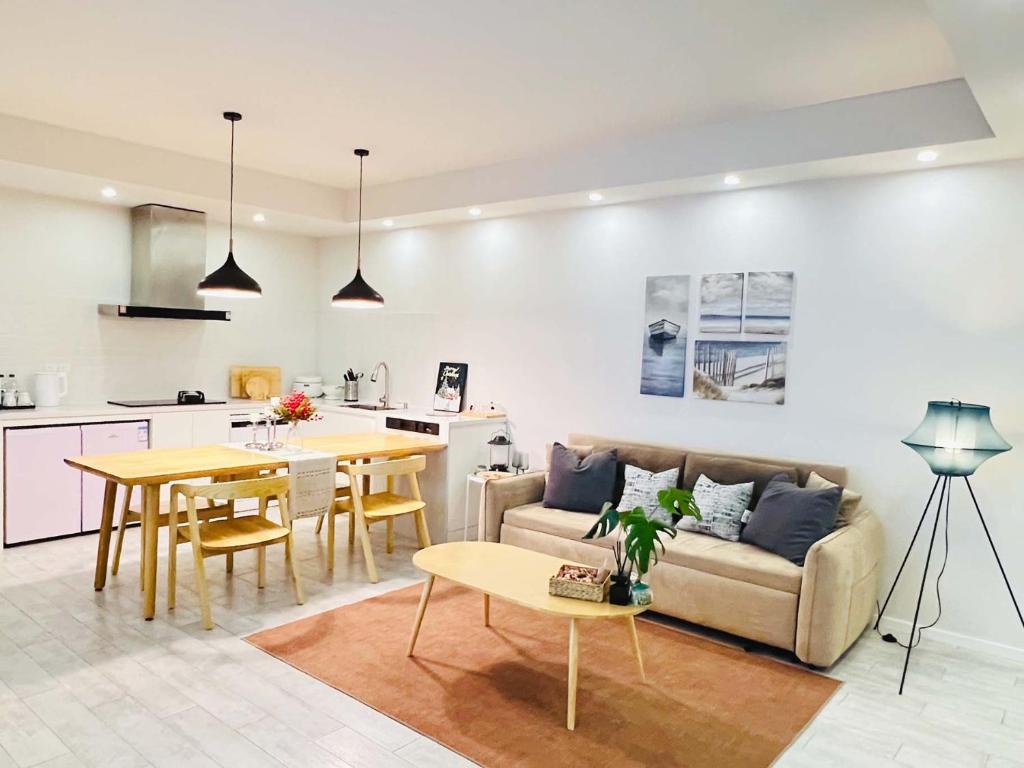 a living room with a couch and a table at Yuexi, Nordic style, Shanghai Railway Station, Changshou Road subway, cooking, big bathtub, family outing, Disney, the Bund, Nanjing Road Walkway, Hongshoufang in Shanghai