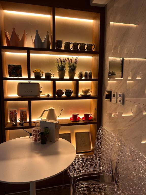 a room with a table and a shelf with plants at 케이 코지 하우스 - 스튜디오 in Seoul