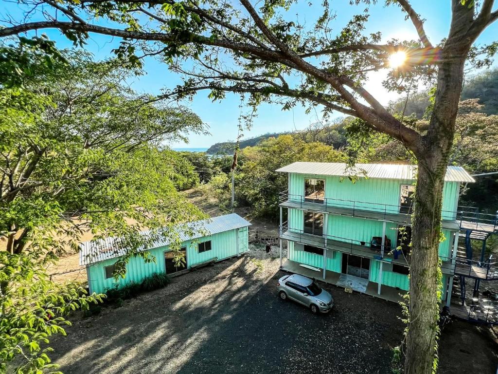 widok z lotu ptaka na dwa budynki z zaparkowanym przed nimi samochodem w obiekcie Hotel Marea w mieście San Juan del Sur