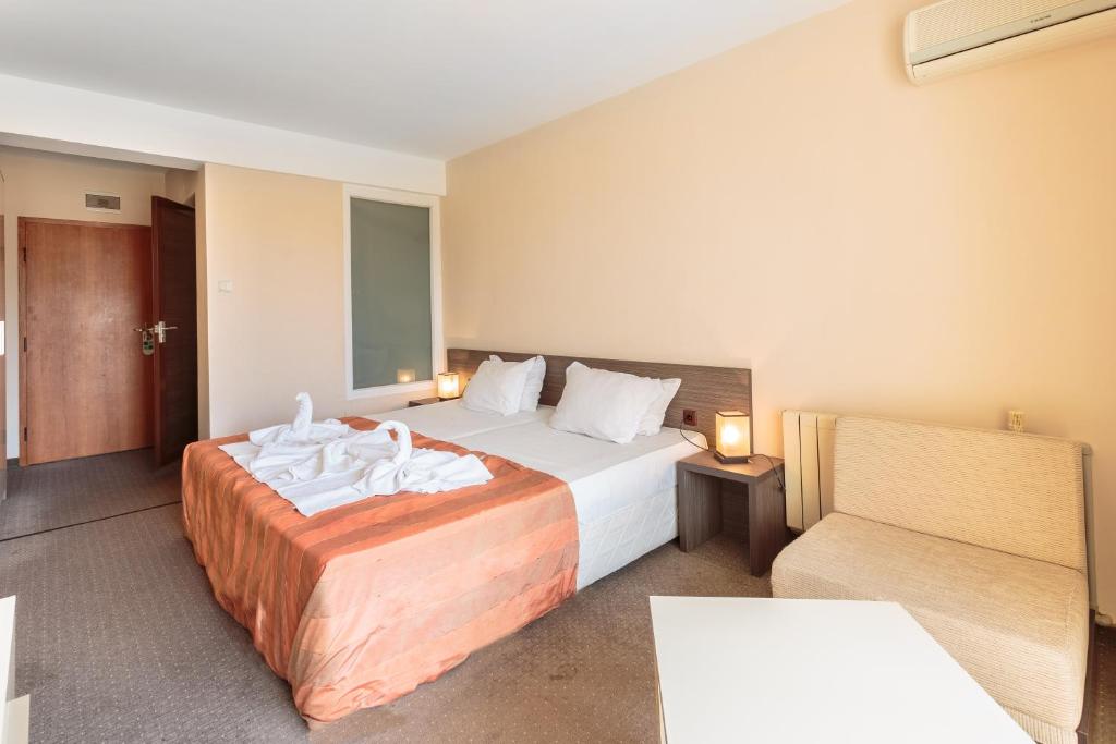 Postel nebo postele na pokoji v ubytování Flagman Hotel