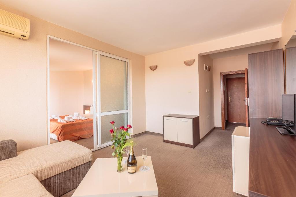 TV a/nebo společenská místnost v ubytování Flagman Hotel
