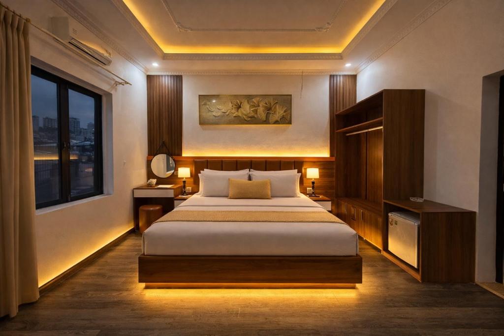 a bedroom with a bed and a large window at Yen Binh Hotel in Hòa Ðình
